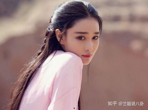 娱乐八卦图片形式爆料,某当红小花与神秘富商深夜密会现场曝光！